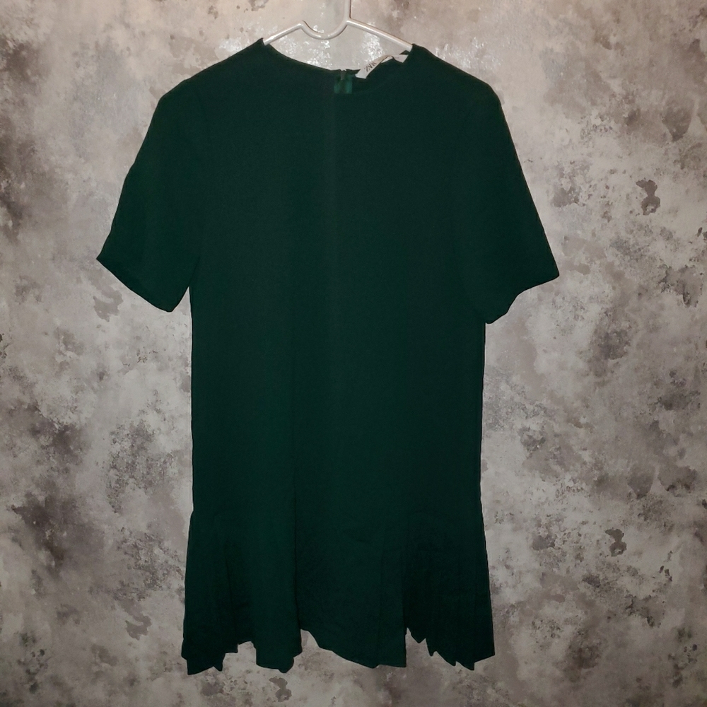 Green polyester dress with ruffles on the bottom
